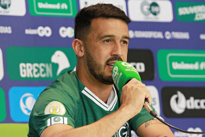 Com apenas dez jogos, lateral aceita proposta e troca Goiás por time da Série B