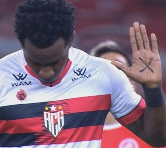 Atacante do Atlético-GO protesta em campo e fala sobre caso Mariana Ferrer