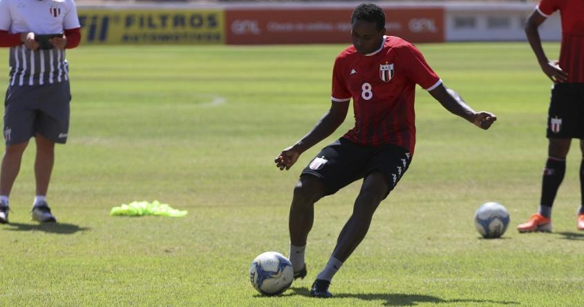 Elicarlos vê Botafogo e Cruzeiro em ascensão e prevê jogo “equilibrado”