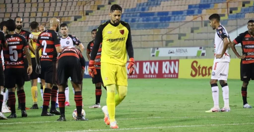 Ex-Corinthians, goleiro de 37 anos e mais dois deixam o lanterna da Série B