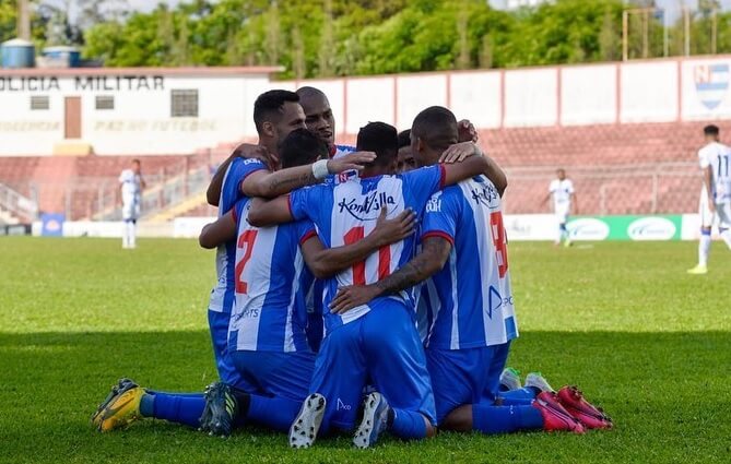 Jogadores do Nacional comemoram o gol (Foto: Bruno Ulivieri/Nacional AC)