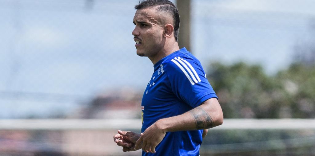 Ex-Inter sai no BID e reforça Cruzeiro que fica sem lateral com Covid-19