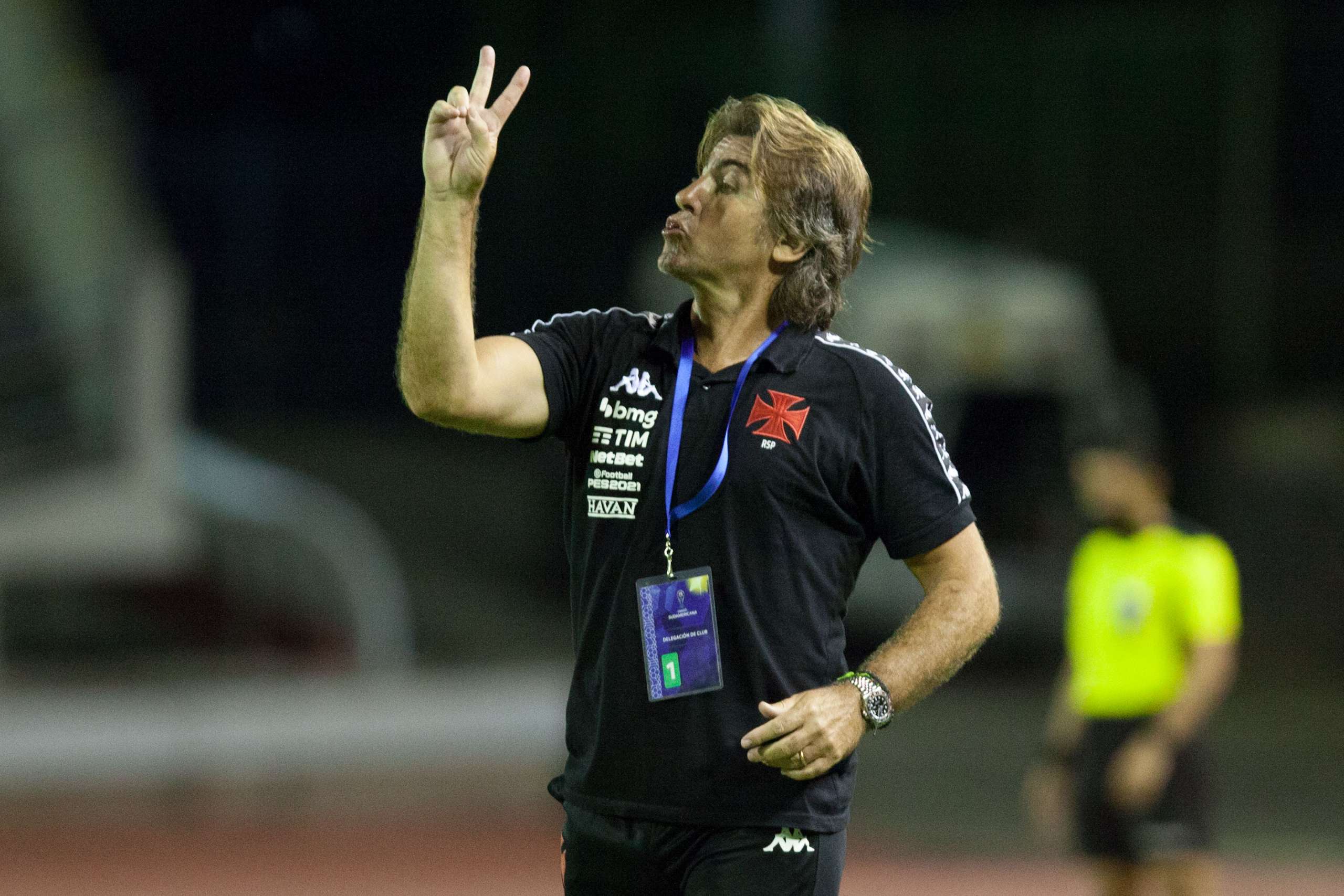 Ricardo Sá Pinto critica arbitragem, mas exalta classificação do Vasco