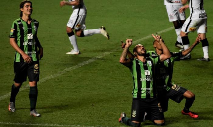 América-MG comemora gol que eliminou o Corinthians. Foto: Estevão Germano