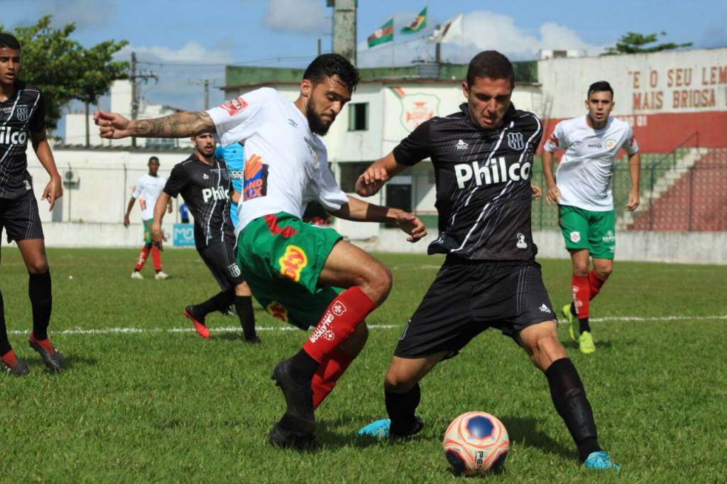 Rafael Oller fez três gols na vitória da Portuguesa Santista (Foto: Agência Briosa)