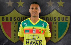 Série C: Brusque renova contrata com camisa 10, ex-River e Colo Colo