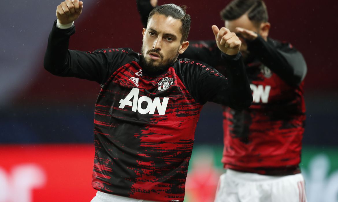 Recuperado de covid-19, lateral do Manchester reforça Seleção Brasileira