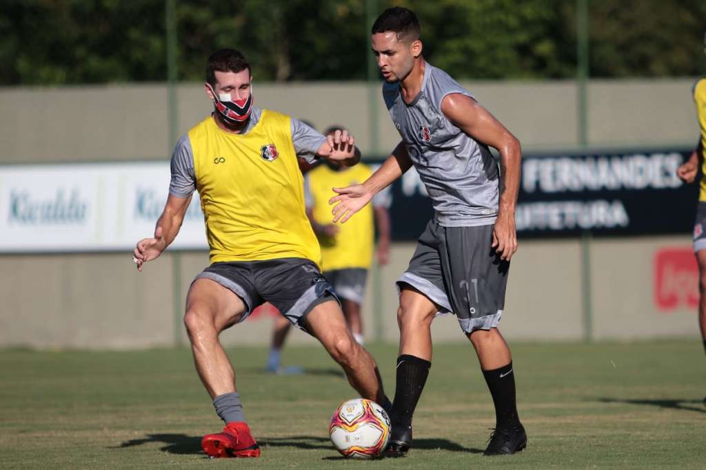 Com surto de covid, técnico do Santa Cruz 'quebra a cabeça' para armar time