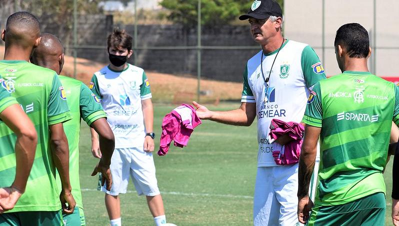 Nada de doido. (Foto: Daniel Hott / América-MG)