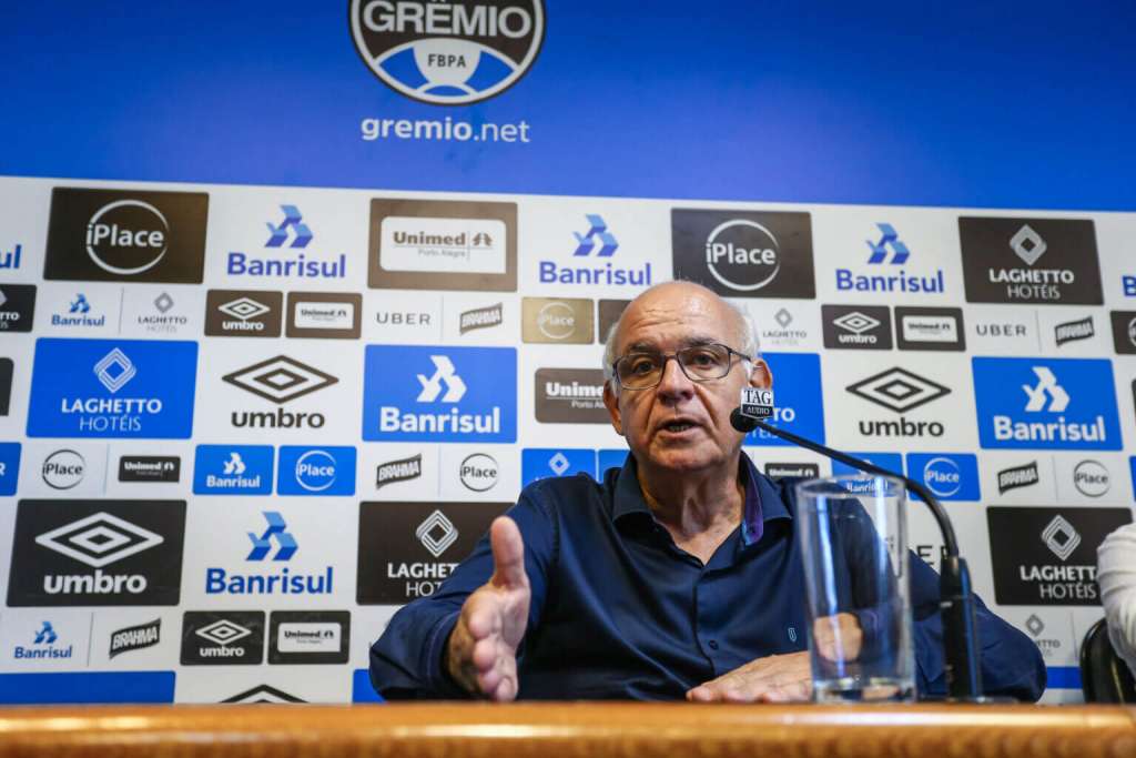 Romildo Bolzan Júnior disse que o Grêmio busca reforços (Foto: Lucas Uebel/Grêmio)