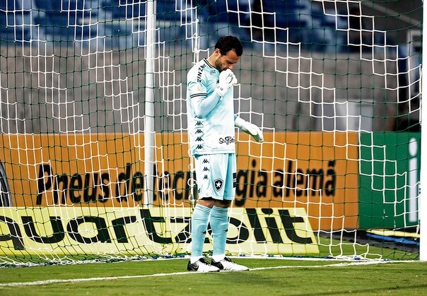 Dois jogadores testam positivo para Covid-19 e desfalcam o Botafogo