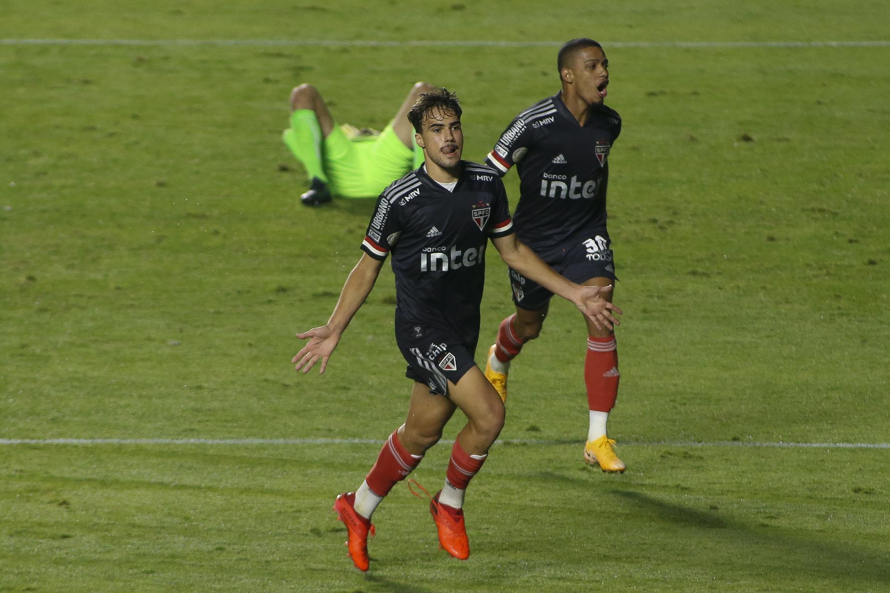 BRASILEIRÃO: São Paulo vira e entra no G4; Corinthians fica no empate