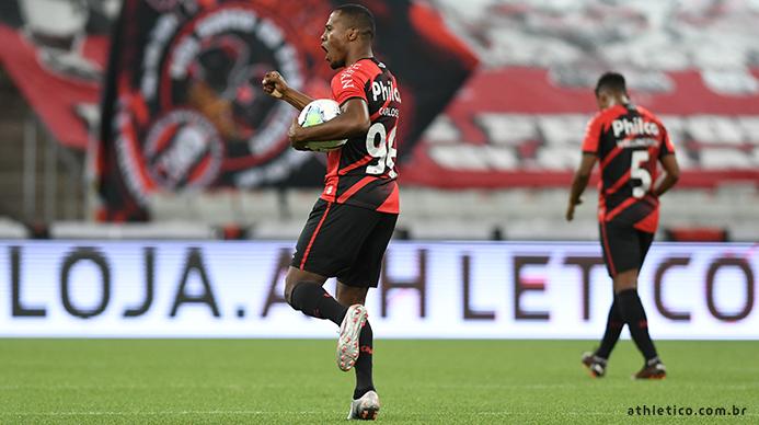 Carlos Eduardo fez o gol de empate na virada do Furacão Carlos Eduardo fez o gol de empate na virada do Furacão