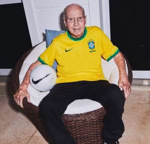 Com Zagallo de modelo, Seleção apresenta nova camisa em homenagem ao tri de 70