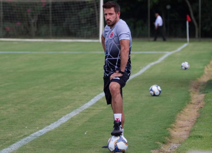 Série B: Sem Marcelo Cabo, CRB negocia com técnico Ramon Menezes