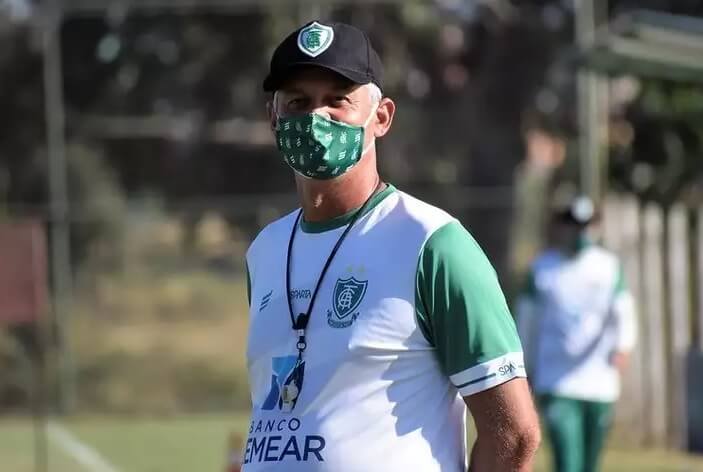 Série B: Árbitro carrega na súmula contra treinador do América-MG