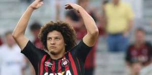 Clube da Série C anuncia meia ex-Athletico-PR que estava disputando a Libertadores