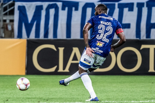 Zagueiro ‘vai ao banheiro’ e chega atrasado para o segundo tempo do Cruzeiro. Entenda!