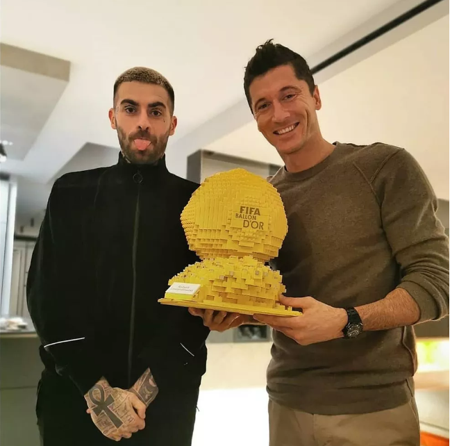Arte imitando a vida? Craque do Bayern ‘ganha’ troféu de Melhor do Mundo. Entenda!