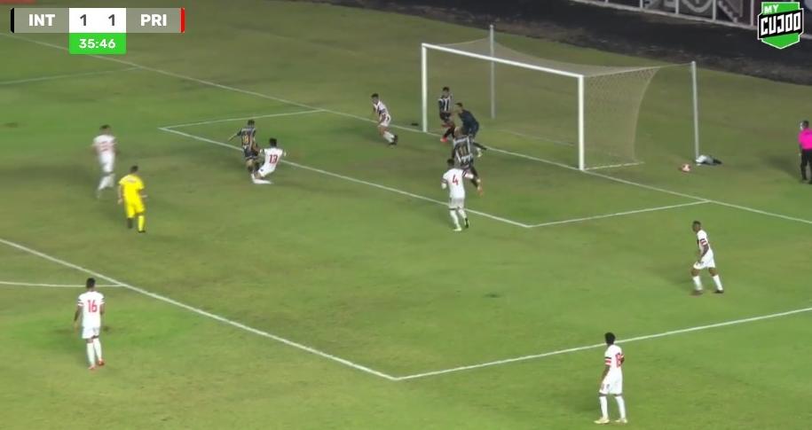 ...Arroz no momento do pênalti. (Foto: Reprodução)