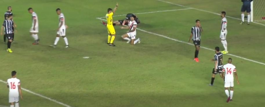 Pênalti e amarelo. (Foto: Reprodução)