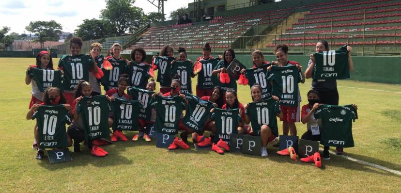 Paulista Feminino: Palmeiras presenteia jogadoras do Taboão com materiais esportivos
