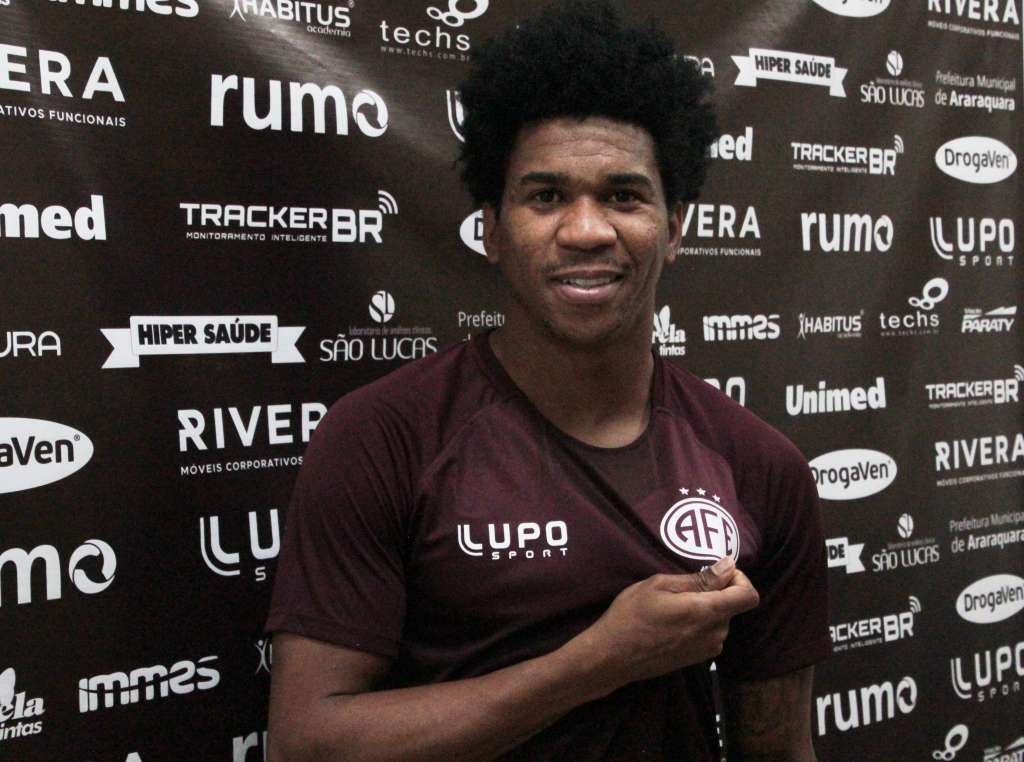 Fernandinho foi oficializado pela Ferroviária (Foto: Jonatan Dutra/Ferroviária)