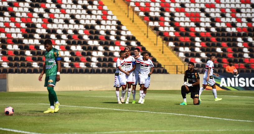 Botafogo-SP goleou o Rio Preto (Foto: Luan Porto)