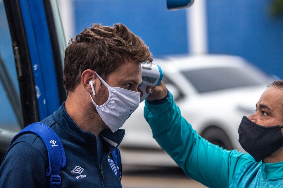 Após dois atacantes, dupla de zaga também testa positivo para Covid-19 no Avaí