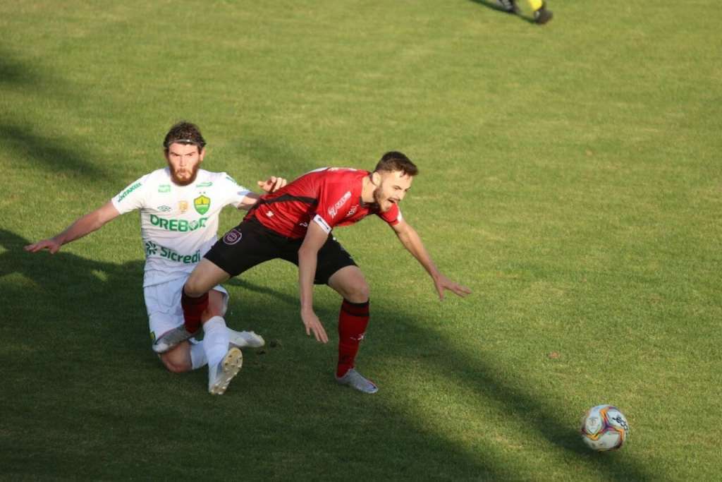 Gabriel Poveda contundiu o joelho nesse lance (Foto: Gustavo Pereira)