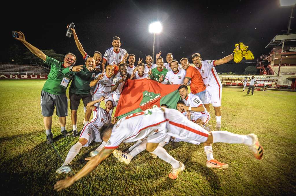No último jogo, o Velo Clube comemorou o acesso (Foto: Rodrigo Corsi/Paulistão) 