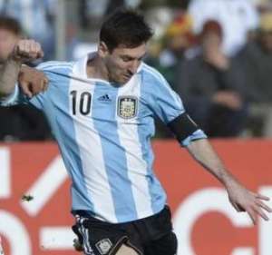 Messi perde a paciência com árbitro brasileiro após gol anulado: 'Errou 2 vezes'