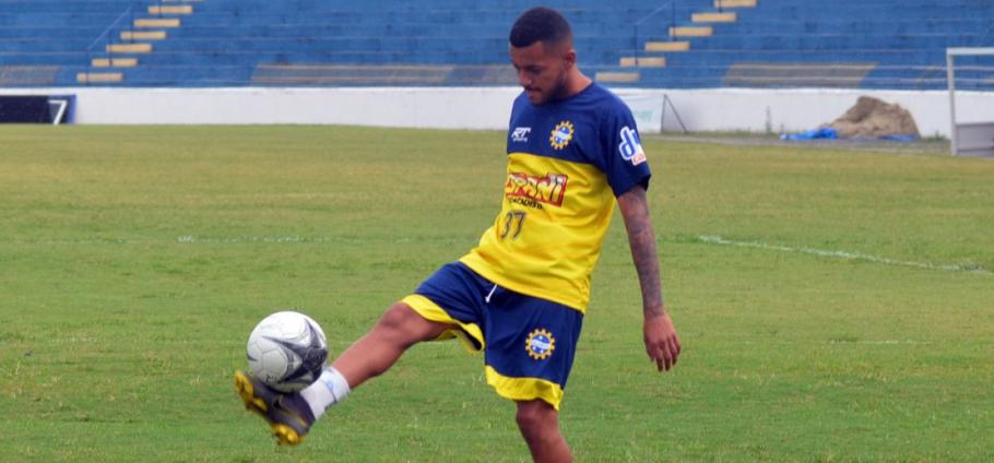 Meia revelado pelo São Paulo reforça clube classificado ao mata-mata da Segundona