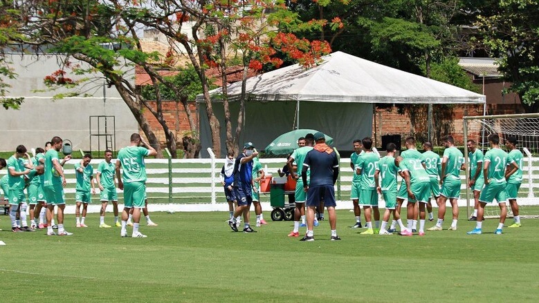 Goiás recebe Athletico-PR para encerrar jejum e ver luz no fim do túnel