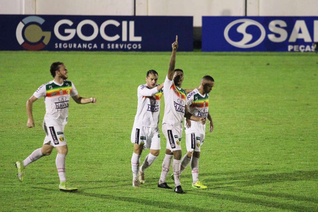  Líder isolado, Brusque tem problemas para encarar o Londrina