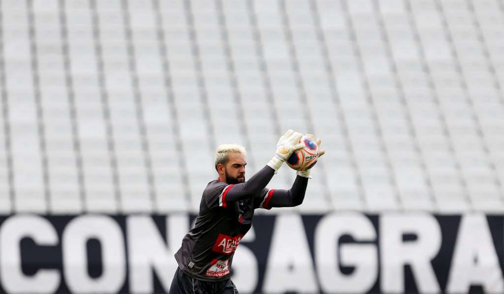 Com a expulsão de Pegorari, Edson volta a ter chance como titular