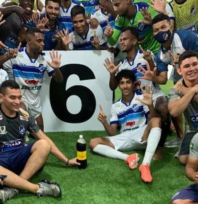 Jogadores provocam com número 6 e garrafa de refrigerante Baré