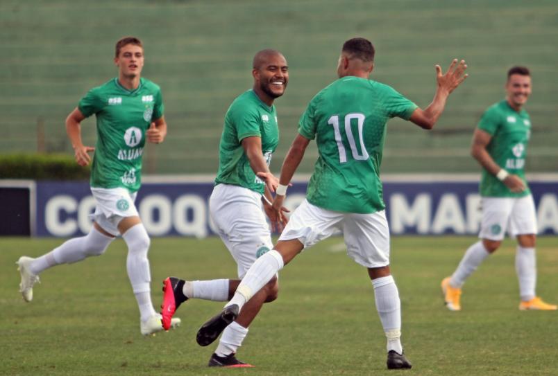 Jogadores comemoram o gol de empate no primeiro tempo - Thomaz Marostegan/Guarani Futebol Clube