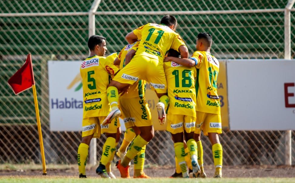 Jogadores comemoram um dos quatro gols no duelo deste sábado Jogadores comemoram um dos quatro gols no duelo deste sábado