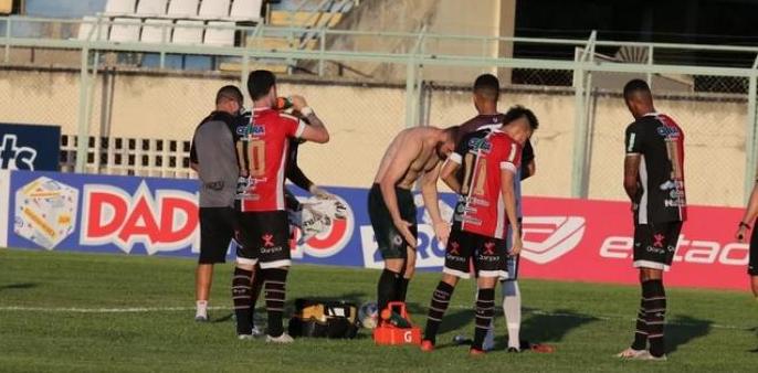 Goleiro precisou tirar a camiseta para se livrar das formigas - José Leomar/SVM