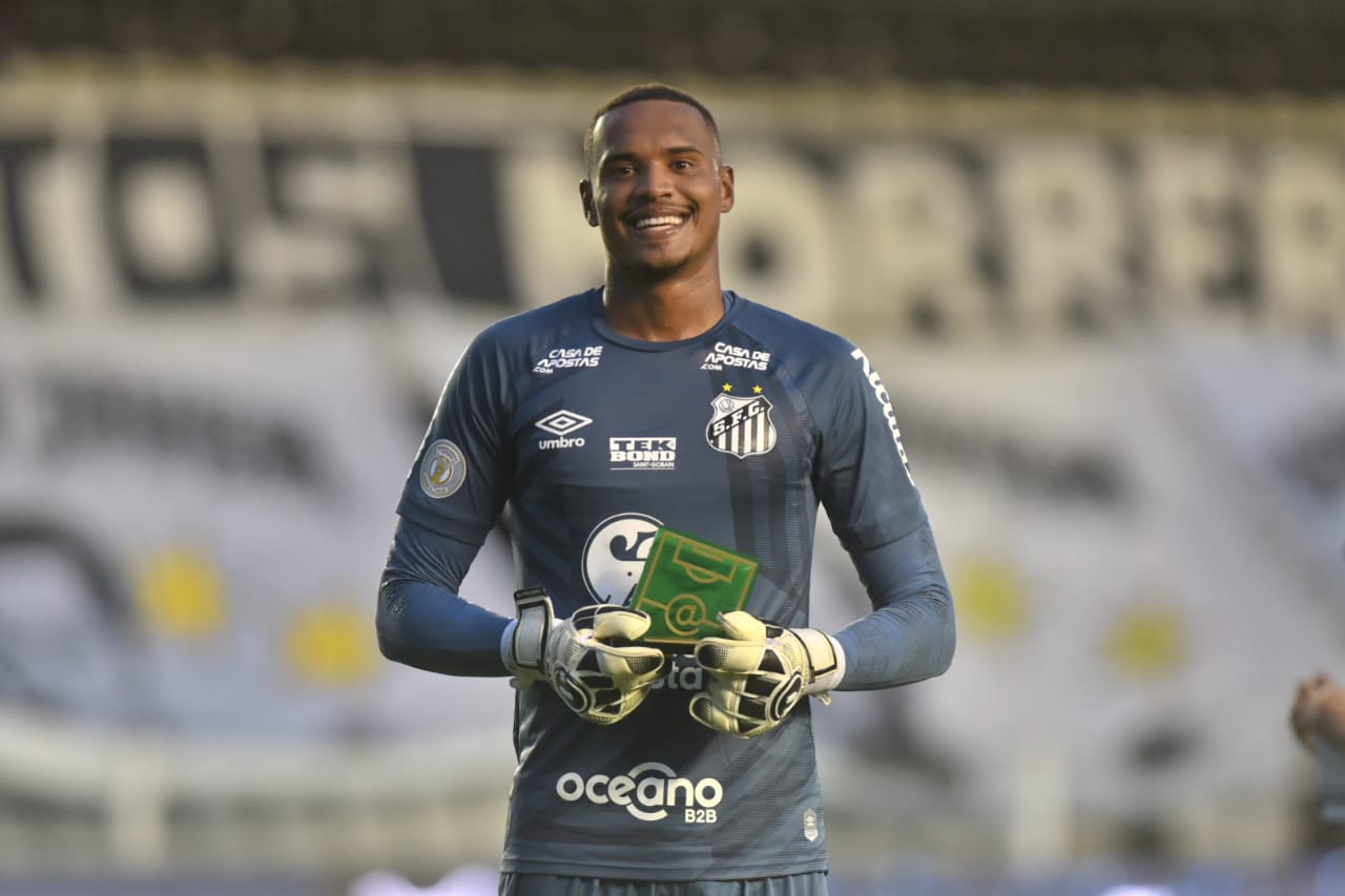 John dedica atuação em estreia oficial no Santos a desfalques e comissão técnica