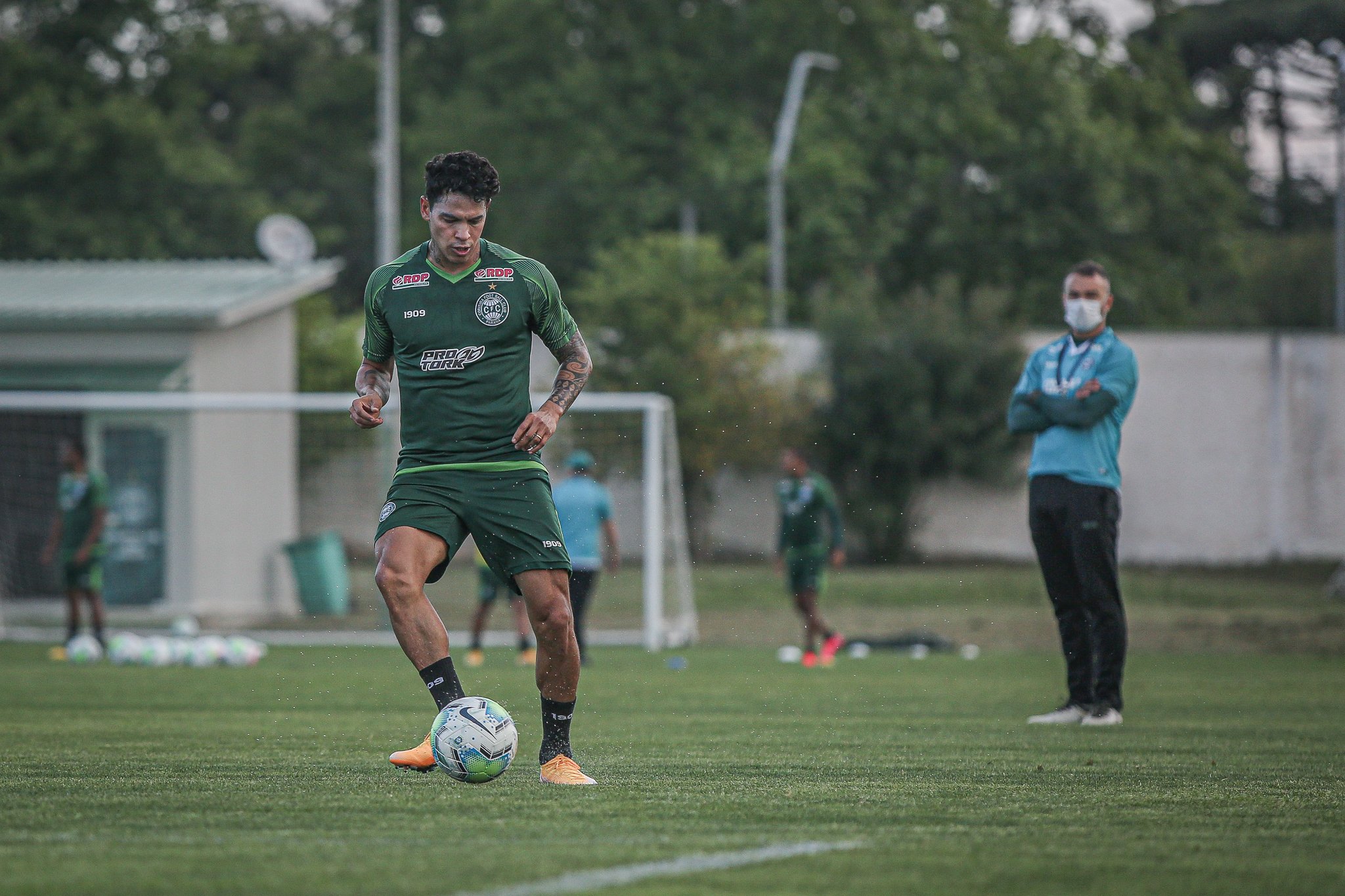 Em meio a surto de covid, Coritiba terá time desfigurado contra o Bahia