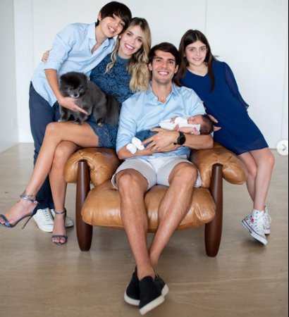 Kaká “lambe as crias” em foto postada ao lado da bela esposa