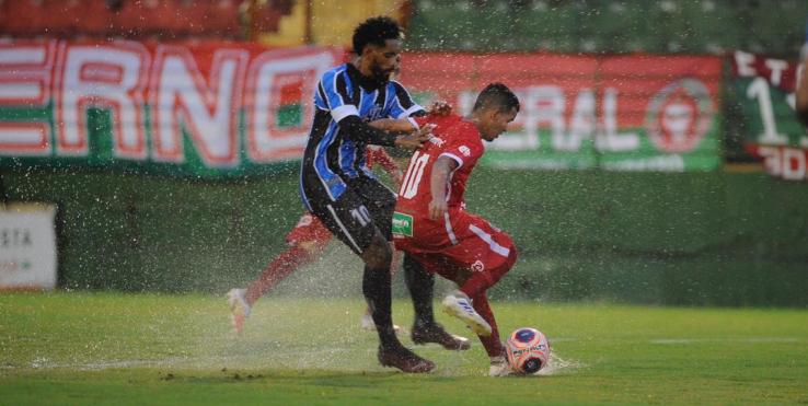 Sob forte chuva, o Velo Clube venceu o EC São Bernardo no jogo de ida por 2 a 1 (Foto: Rodrigo Corsi/Paulistão)