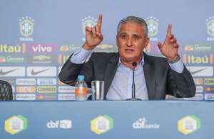 Tite revela dúvida sobre volante na seleção e diz não se abalar com críticas