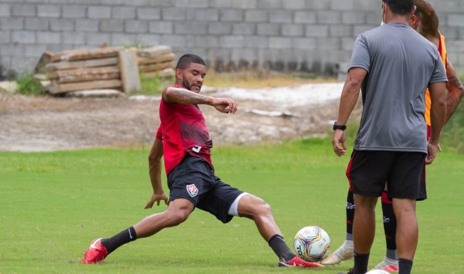 Antes de treino, clube da Série B faz homenagem a Carlos Amadeu