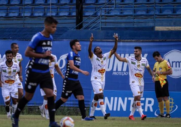 Léo Baiano comemora gol contra o Tubarão-SC (Foto: Leonardo Hübbe/CA Tubarão)