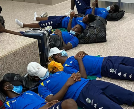 Seleção do Gabão fica presa em aeroporto e craque dispara: ‘De volta aos anos 90’