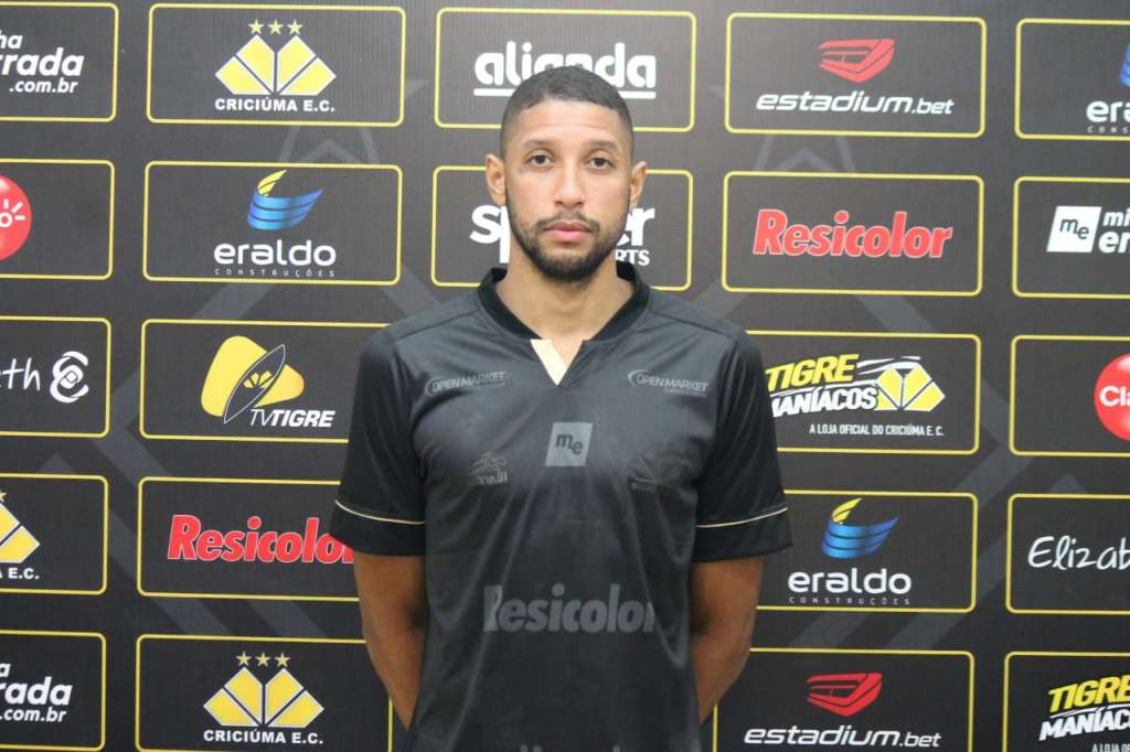  Zagueiro reserva sofre lesão na coxa e desfalca Criciúma por 40 dias