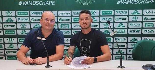 Com Tiepo fora de combate, Chapecoense renova com jovem goleiro até 2021